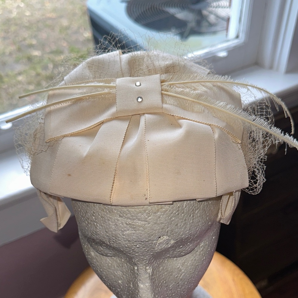 Vintage‎ 50s/60s Cream Fascinator Hat with Feathers, Netting & Rhinestones